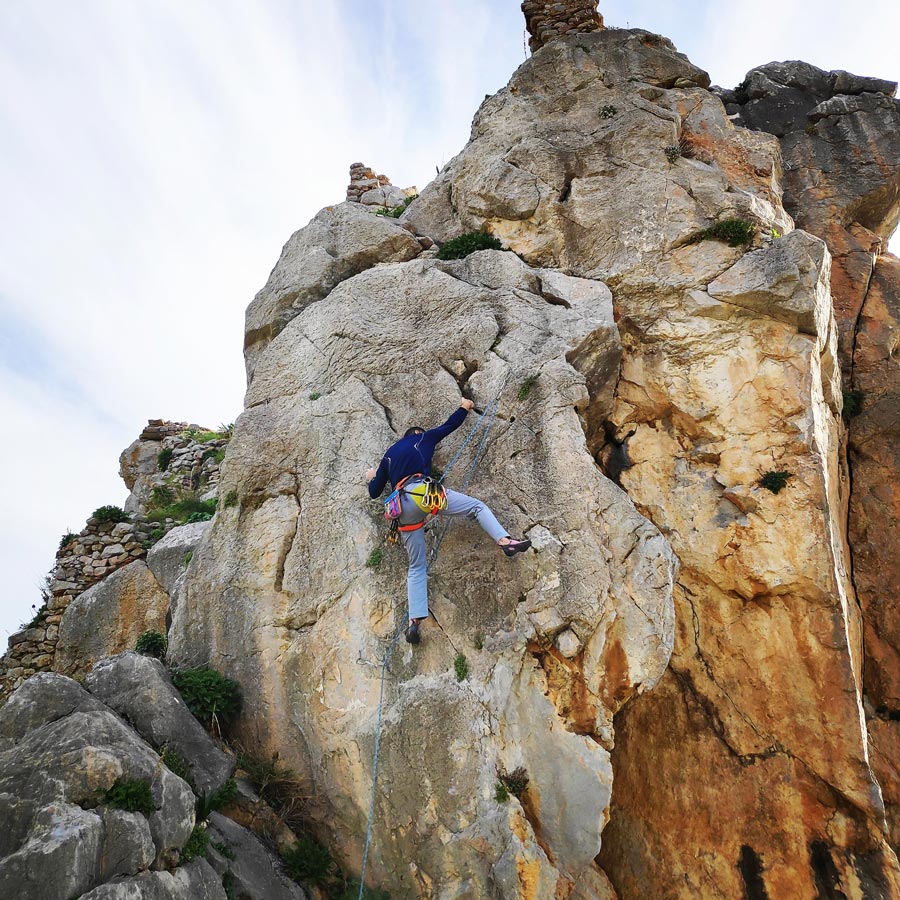 Climbing_Kastro_Thermisia_Castle_16