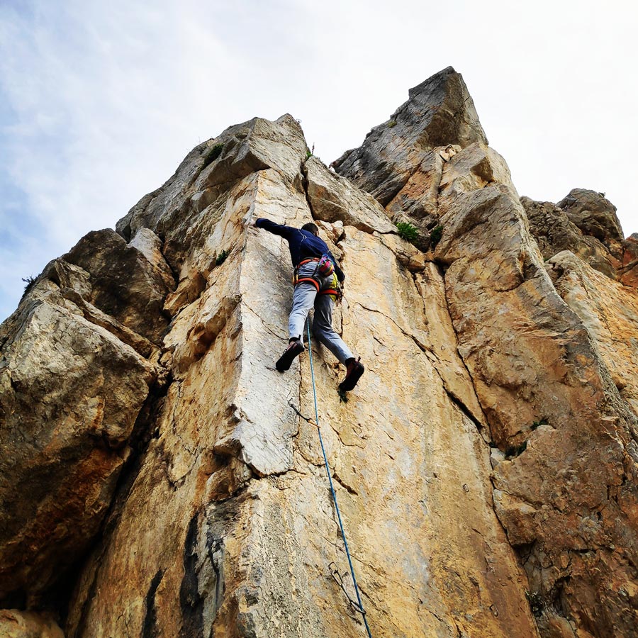 Climbing_Kastro_Thermisia_Castle_28