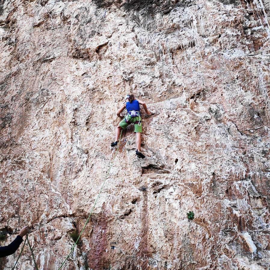 Climbing_Sibligades_Penteli_Athens_130300_911
