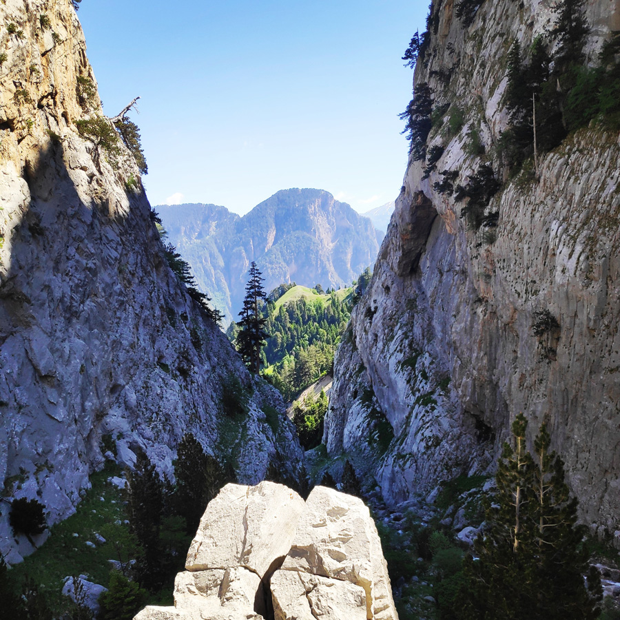 Mount_Tymfi_Pindos_North_Side_Thru-Hike_Part3_Astraka_Refuge_Davalista_Konitsa_121508_495