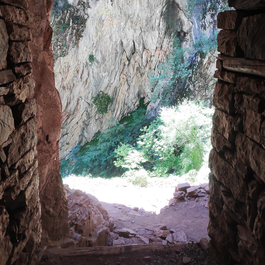 Hiking_Black_Cave_Evrytania_092541_690