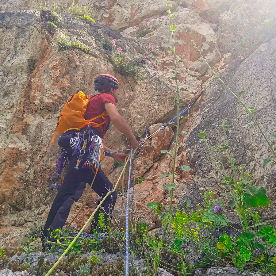 Ek_Tou_Anasfalous_Web_Images_41