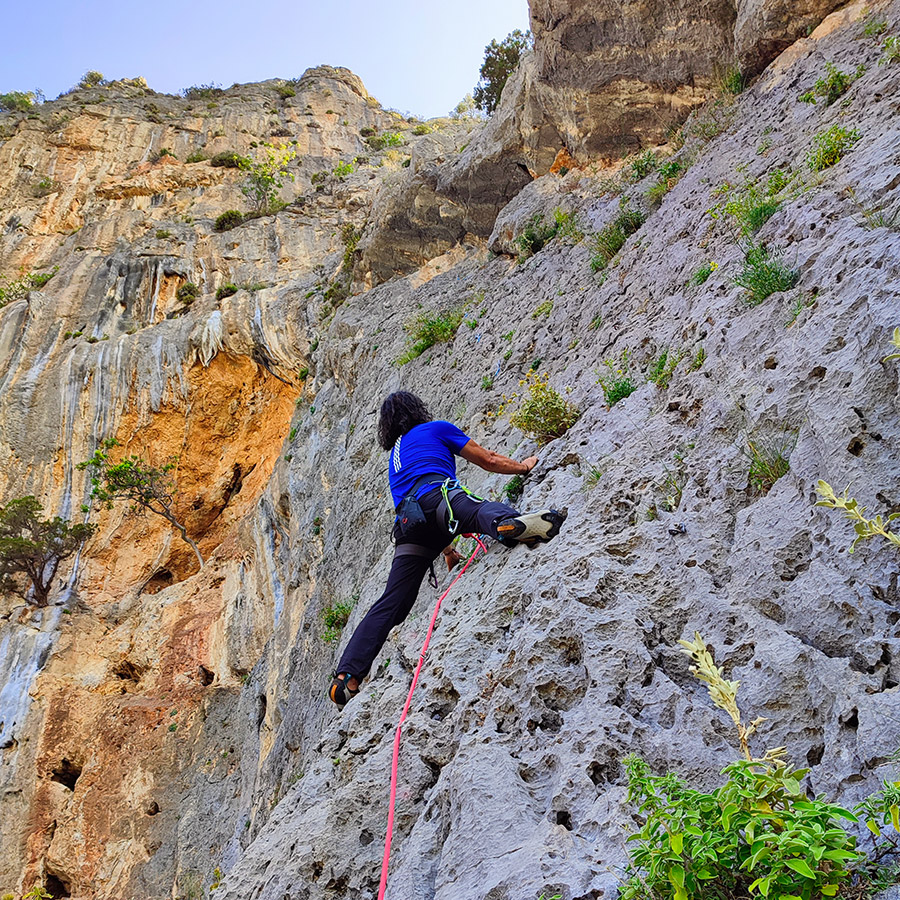 Climbing_Manikia_Lower_Valley_Rainbow_Sector_Evia_13
