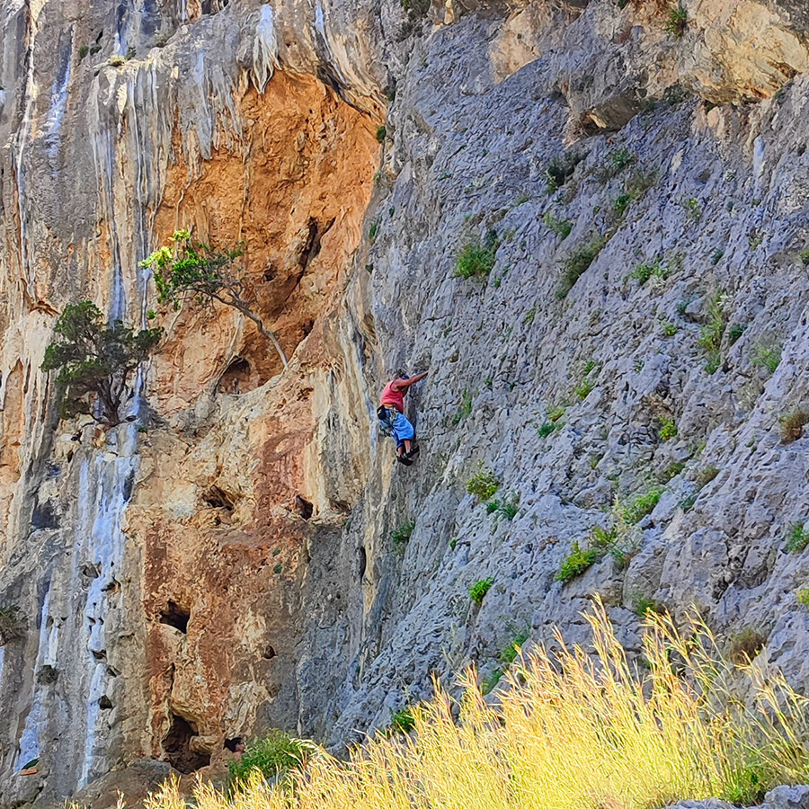 Climbing_Manikia_Lower_Valley_Rainbow_Sector_Evia_17