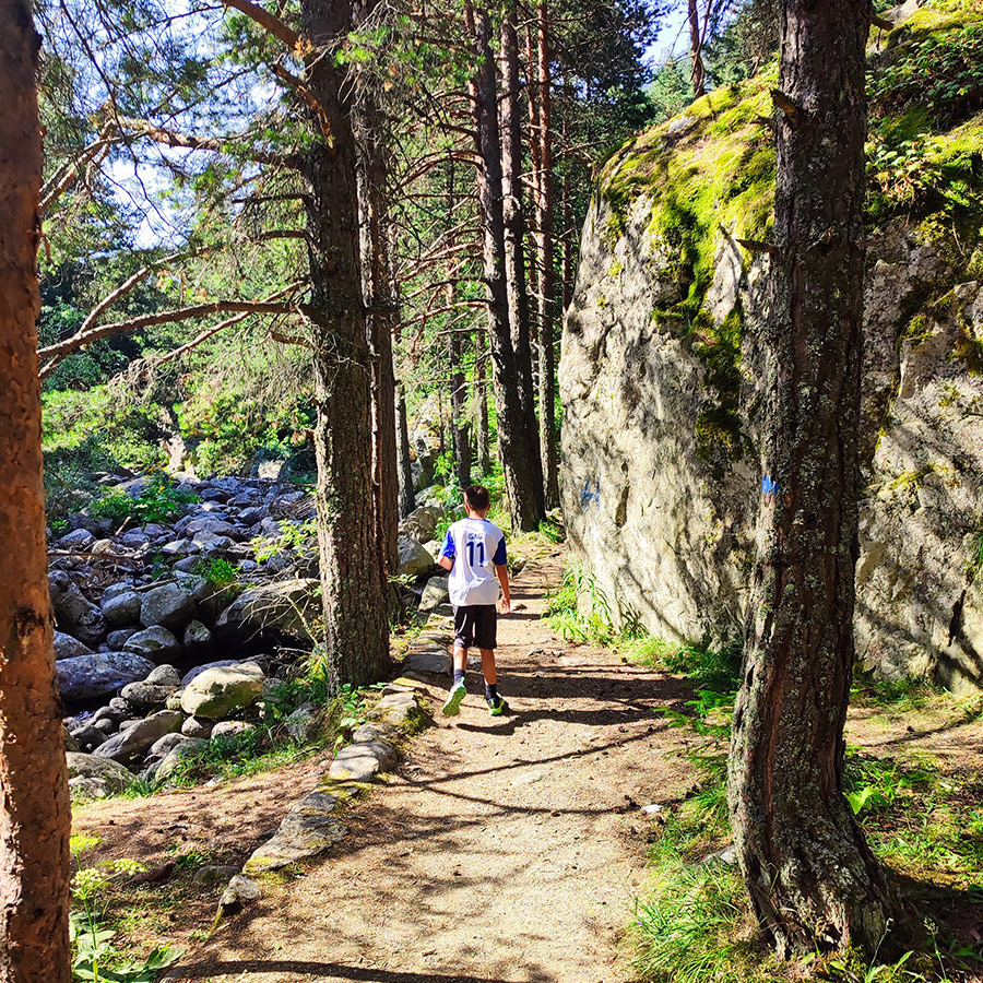 Child hiking along rocky path beside the river on the Beli Iskar Eco Trail.
