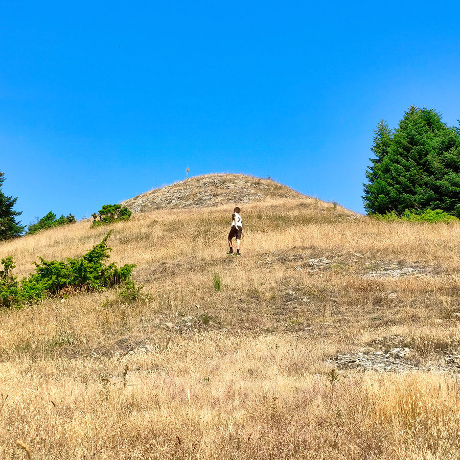 Hiker approaching the summit ridge of Voulgara Peak in the Agrafa Mountains.